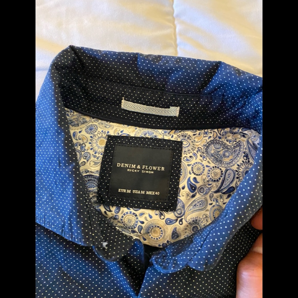 Men’s casual shirt sleeve button up.